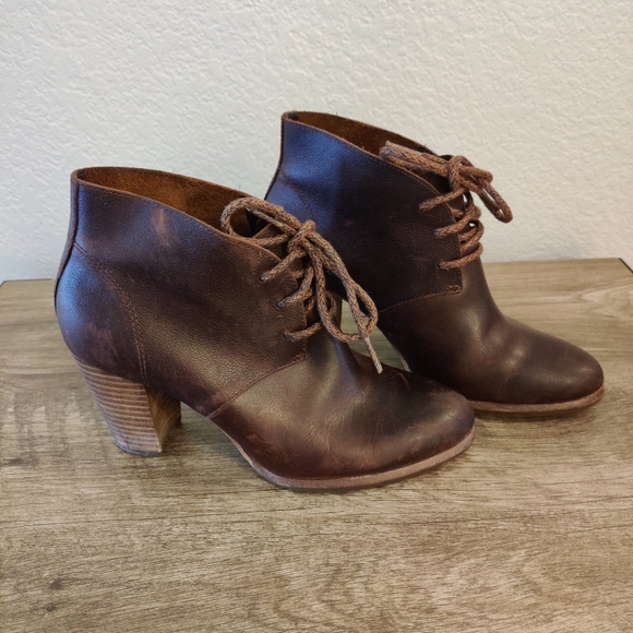 Ugg ankle bootie mackie boot. - Picture 1 of 8